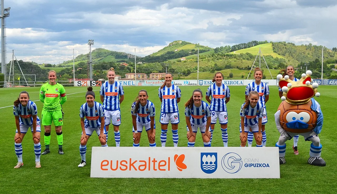 An earlier Real Sociedad women’s lineup, shown in an archive photograph.